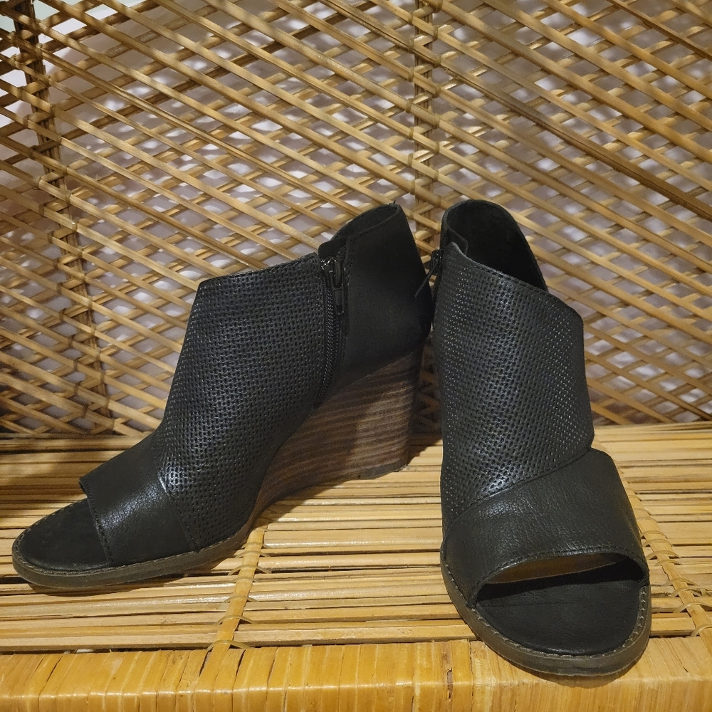 Lucky Peep Toe Wedges - Picture 1 of 7